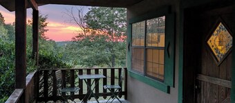 Lovely Cottage nestled in Northern Arkansas's scenic Ozark Mountains