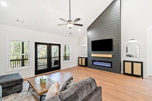 Smart TV, fireplace, DVD player - Creekside Holler: Wineries, Cideries, and Luxurious Private Escape (Talking Rock)