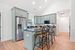 Geladeira, micro-ondas, fogão, cooktop