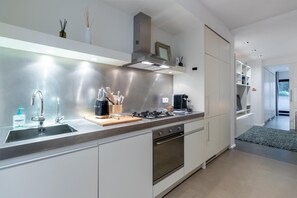 ثلاجة، ميكروويف، فرن، موقد طهي مسطح