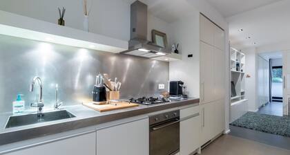 Deluxe Garden Condo Near Centre