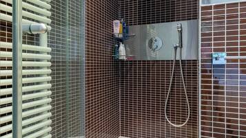 Douche, sĂšche-cheveux, serviettes fournies, savon
