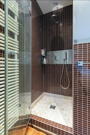 Dusche, Haartrockner, Handtücher, Seife
