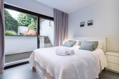 Deluxe Garden Condo Near Centre