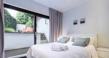 Deluxe Garden Condo Near Centre