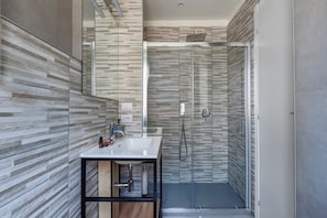 Shower, hair dryer, shampoo