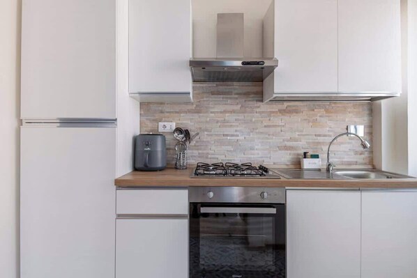 Réfrigérateur, four à micro-ondes, surface de cuisson, cafetière-théière