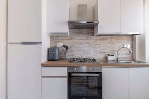 Réfrigérateur, micro-ondes, plaque de cuisson, cafetière/bouilloire