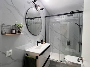 Haartrockner, Handtücher, Seife, Toilettenpapier