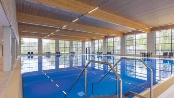 Una piscina cubierta