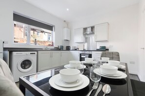 ثلاجة، ميكروويف، فرن، موقد طهي مسطح