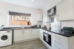 ثلاجة، ميكروويف، فرن، موقد طهي مسطح