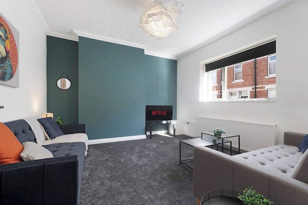 Spacious living room equipped with a SMART TV with Netflix and plenty of space to sit down and relax.