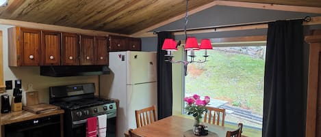 Réfrigérateur, four à micro-ondes, surface de cuisson, lave-vaisselle
