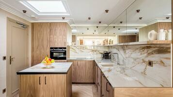 Frigorífic, microones, forn i placa de cuina