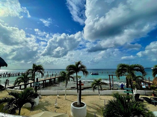 4-bedroom ocean villa with private pool & jacuzzi in wonderful Cozumel WiFi & AC