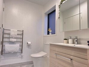 Sèche-cheveux, serviettes fournies