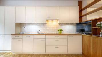 Fridge, microwave, dishwasher, cookware/dishes/utensils