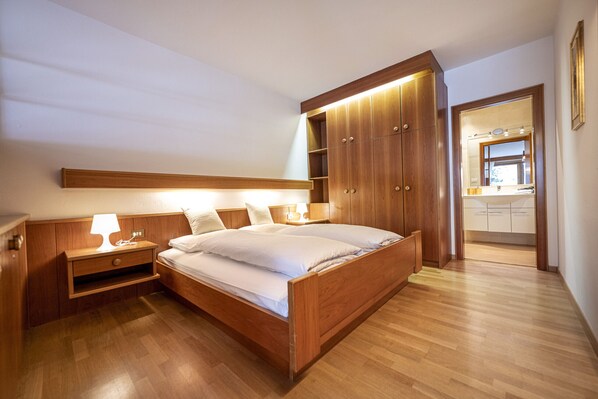 1 bedroom, travel cot, free WiFi, bed sheets