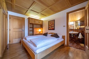 1 Schlafzimmer, Reisekinderbett, kostenloses WLAN, Bettwäsche