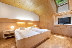 Travel cot, free WiFi, bed sheets