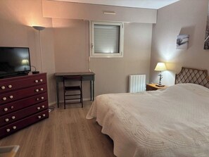 2 bedrooms, desk, WiFi, bed sheets