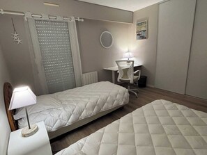 2 bedrooms, desk, WiFi, bed sheets