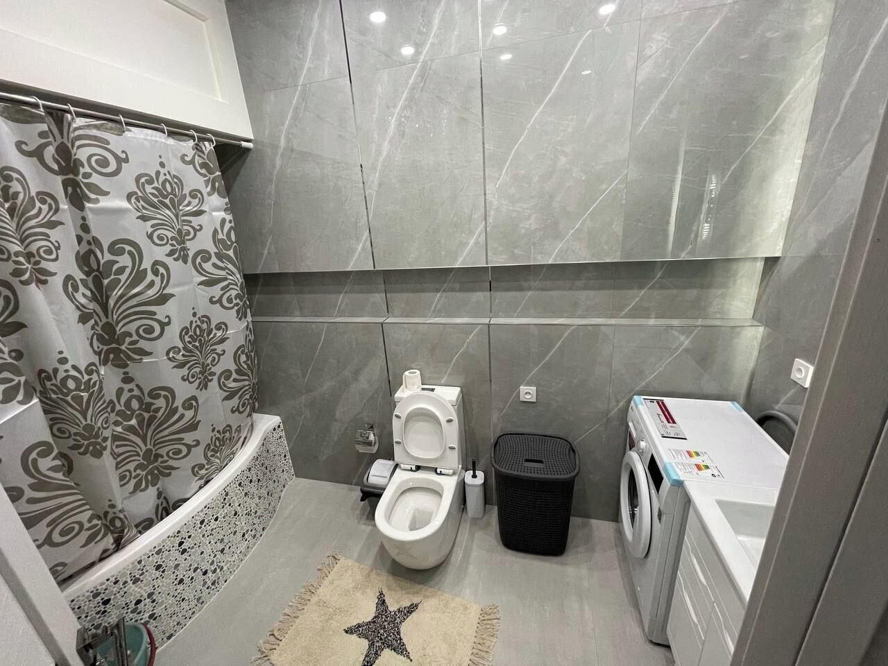 خزنة داخل الغرفة وتجهيزات عازلة للصوت و واي فاي مجانًا