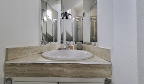 Een douche, gratis toiletartikelen, een haardroger, handdoeken