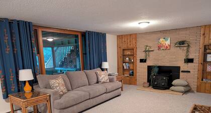 Trendy 4-bedroom cabin, comfortable and spacious, with kid friendly beach
