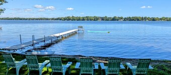 Trendy 4-bedroom cabin, comfortable and spacious, with kid friendly beach