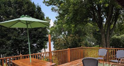 Trendy 4-bedroom cabin, comfortable and spacious, with kid friendly beach