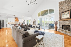 TV connectée, cheminée, lecteur de DVD, baby-foot