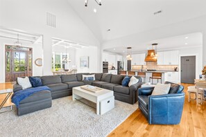 Una Smart TV, una chimenea, un reproductor de DVD, un futbolín