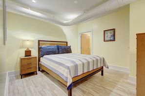 2 bedrooms, iron/ironing board, travel crib, free WiFi
