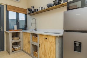 Réfrigérateur, micro-ondes, plaque de cuisson, cafetière/bouilloire
