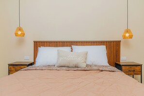 2 bedrooms, desk, iron/ironing board, WiFi