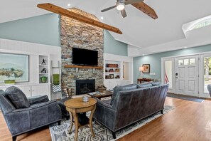 TV connectée, cheminée, espaces bureaux