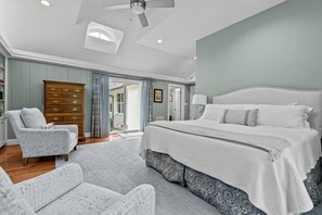 4 bedrooms, desk, iron/ironing board, free WiFi