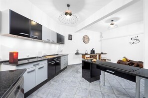 Frigorífico, microondas, horno y placa de cocina