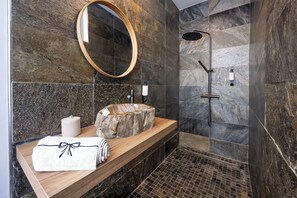 Dusche, Haartrockner, Handtücher, Seife