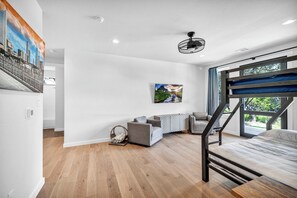 3 bedrooms, iron/ironing board, travel cot, free WiFi - Lake Views • Huge Deck • Entertainer’s Dream in Point Venture (Lago Vista)
