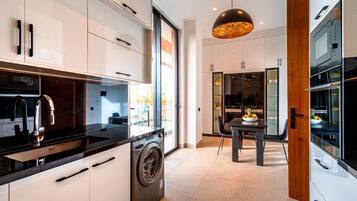 Jääkaappi, mikroaaltouuni, uuni, liesi