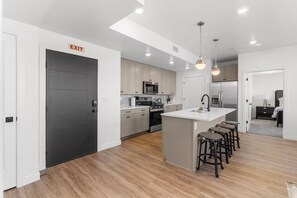 冰箱、微波炉、烤箱、炉灶