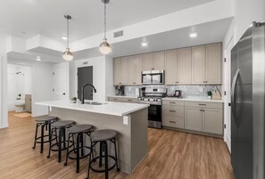 ثلاجة، ميكروويف، فرن، موقد طهي مسطح