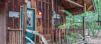 Charming 2-bedroom cabin just 3 miles from the Buffalo River- Redcloud Cabin