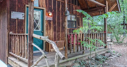 Charming 2-bedroom cabin just 3 miles from the Buffalo River- Redcloud Cabin