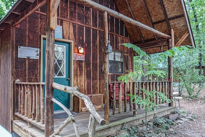 Charming 2-bedroom cabin just 3 miles from the Buffalo River- Redcloud Cabin