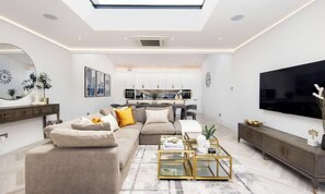 TV connectée, chaîne hi-fi, espaces bureaux