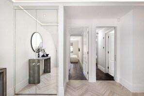 3 habitaciones, tabla de planchar con plancha y cuna de viaje 